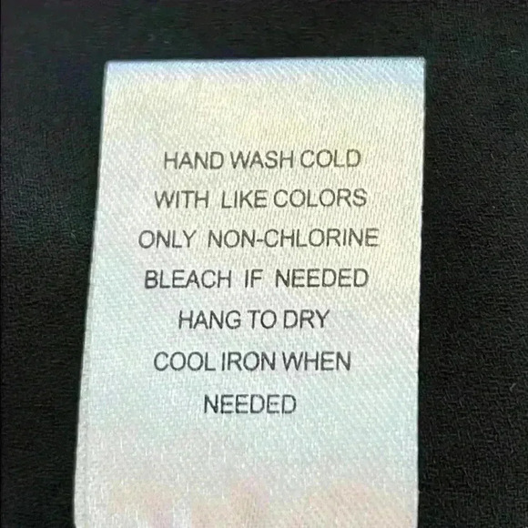 DR2 Sleeveless Blouse Top Sz 1X Black V-Neck 3-Button Front Pleats/Tucks - Picture 6 of 8